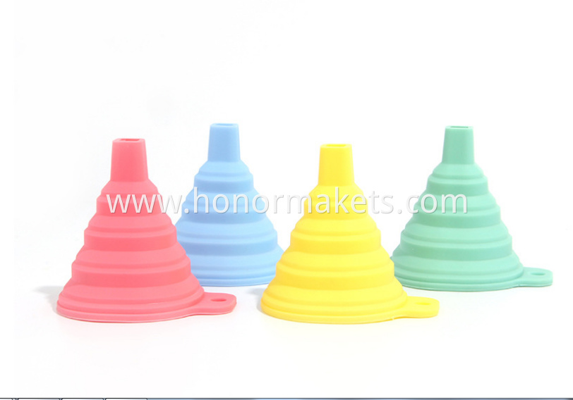 Silicone foldable funnel a household kitchen tool for retractable wine leak and large caliber